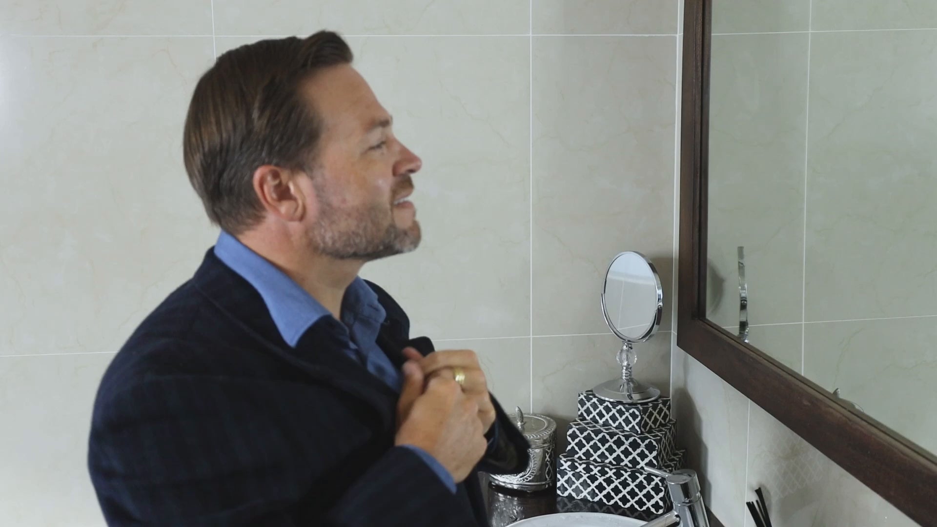 Video of a man with messy collars who inserts collar stays and looks much better. His young son approves.